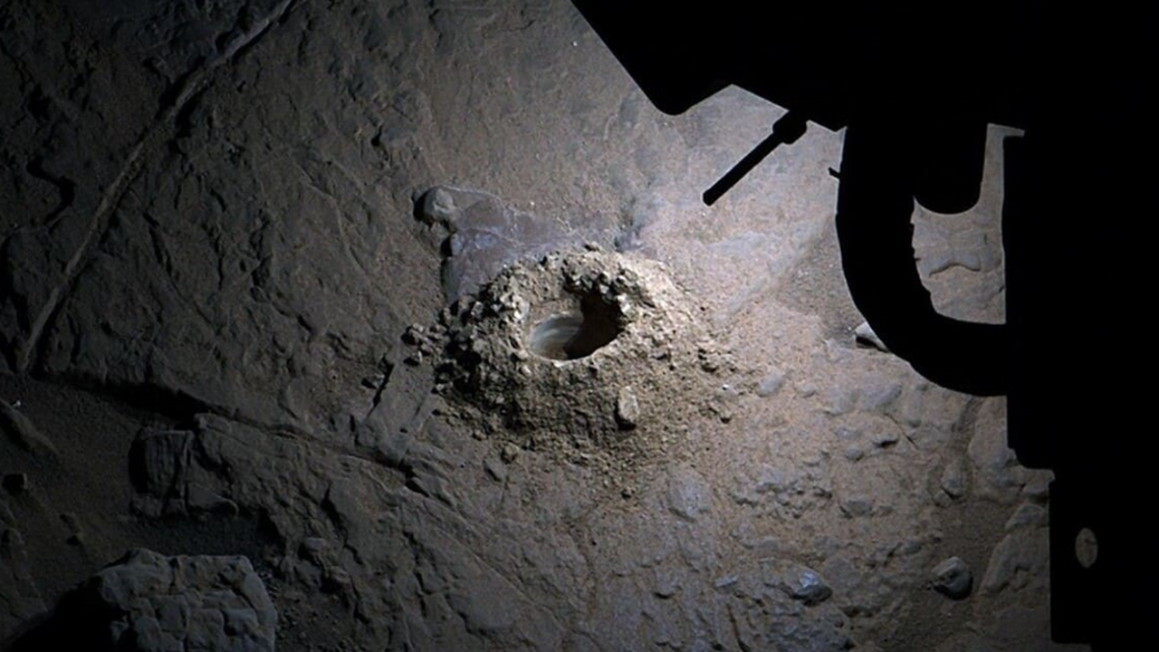 Curiosity снял ночью поверхность Марса при искусственном освещении Редкий эксперимент NASA позволил получить ночно...