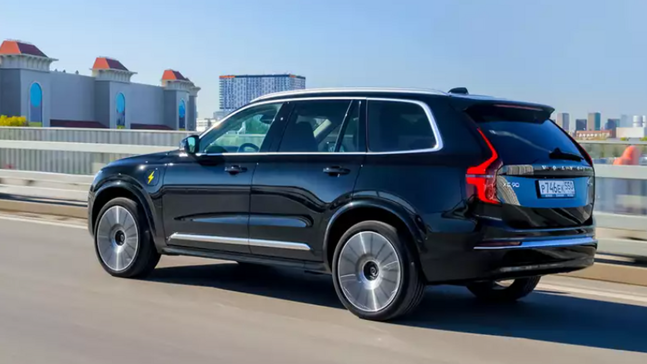Volvo XC90, несмотря на возраст модели (второе ...
