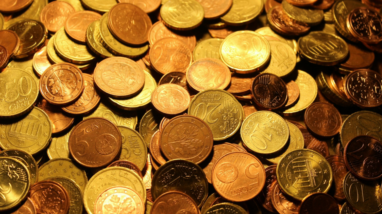 В Индии нашли горшок с 103 золотыми монетами времен династии Чола На юге Индии, в деревне Ковилур округа Тируванн...