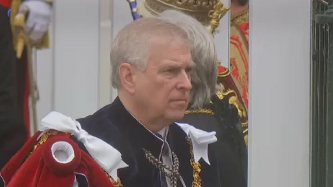 Портал TMZ опубликовал снимки принца Эндрю, мла...