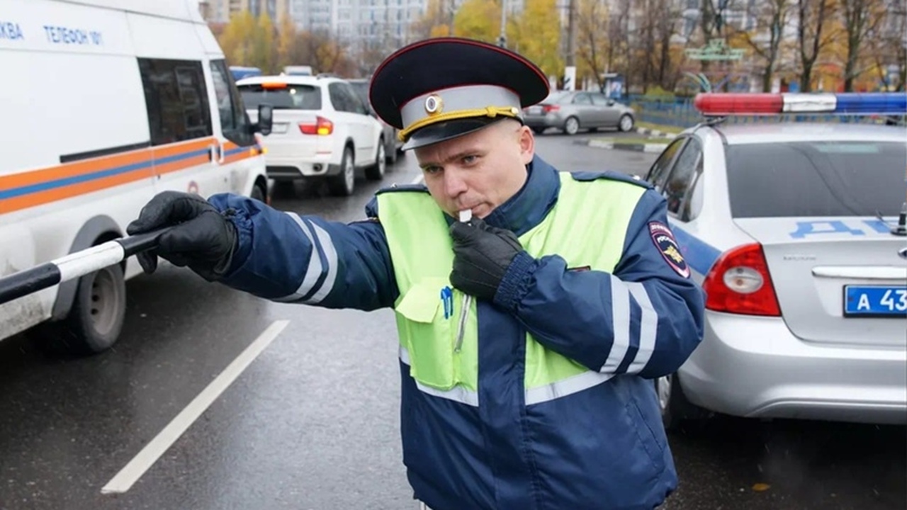 Названы машины, которые гаишники тормозят в первую очередь — вы не поверите, кто в списке Названы машины, которые гаишники тормозят в пер...