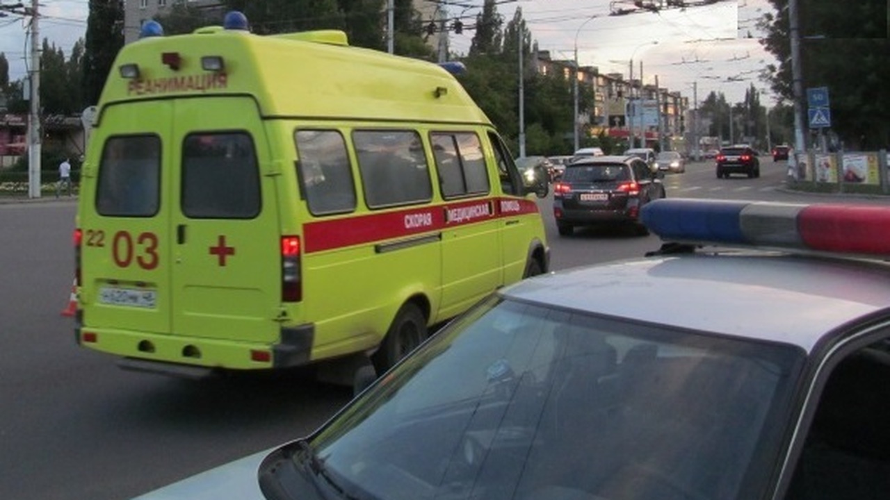 В Петрозаводске легковушка врезалась в инкассат...