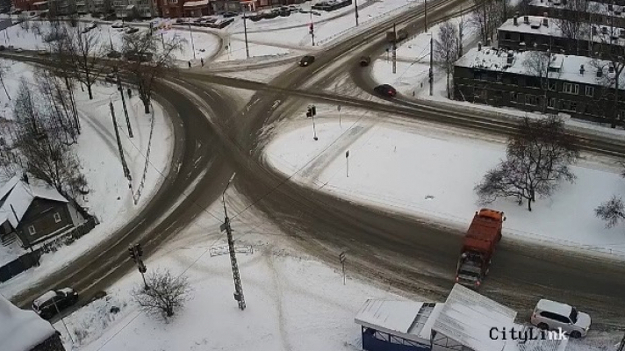 В Петрозаводске мусоровоз угодил в ДТП, разверн...