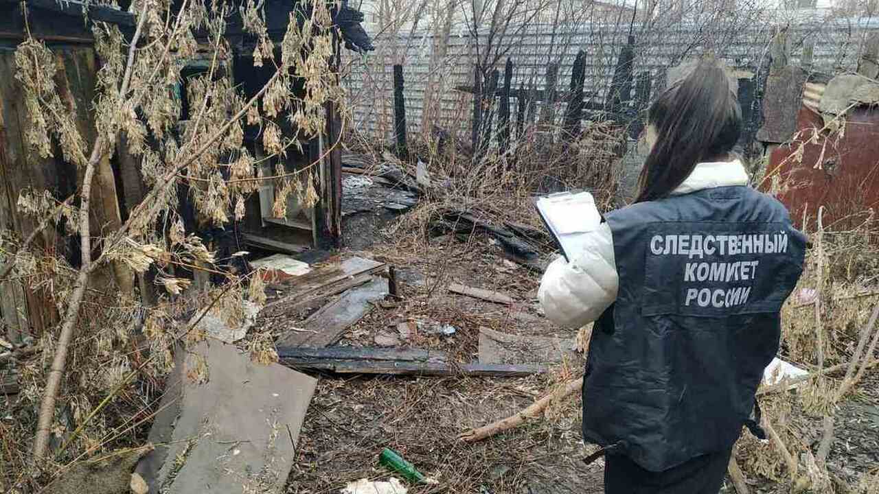 Висела на остром штыре забора: возле бара нашли труп молодой девушки Висела на остром штыре забора: Возле бара нашли...