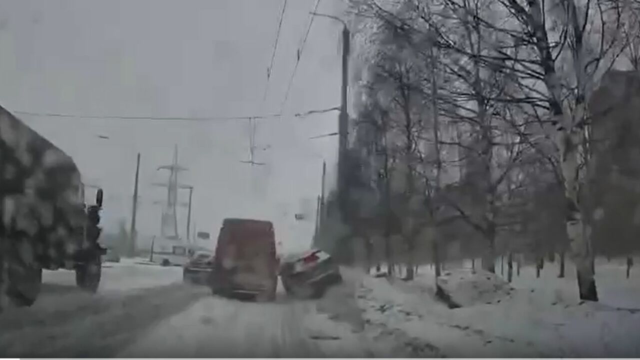 Фургон вытолкнул легковушку с дороги под Петроз...