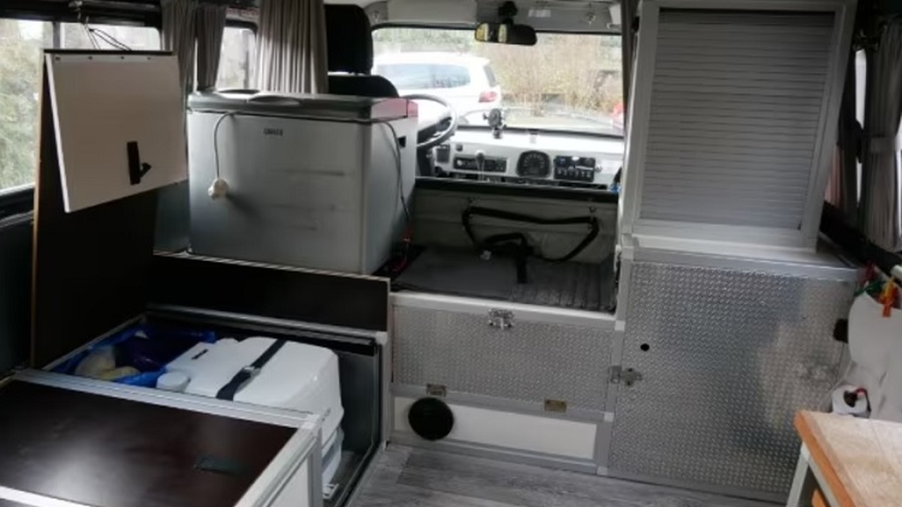 В Европе продается «апокалиптический» УАЗ-2206: готовый к любым вызовам экспедиционный фургон На австрийском рынке появился уникальный УАЗ-22...