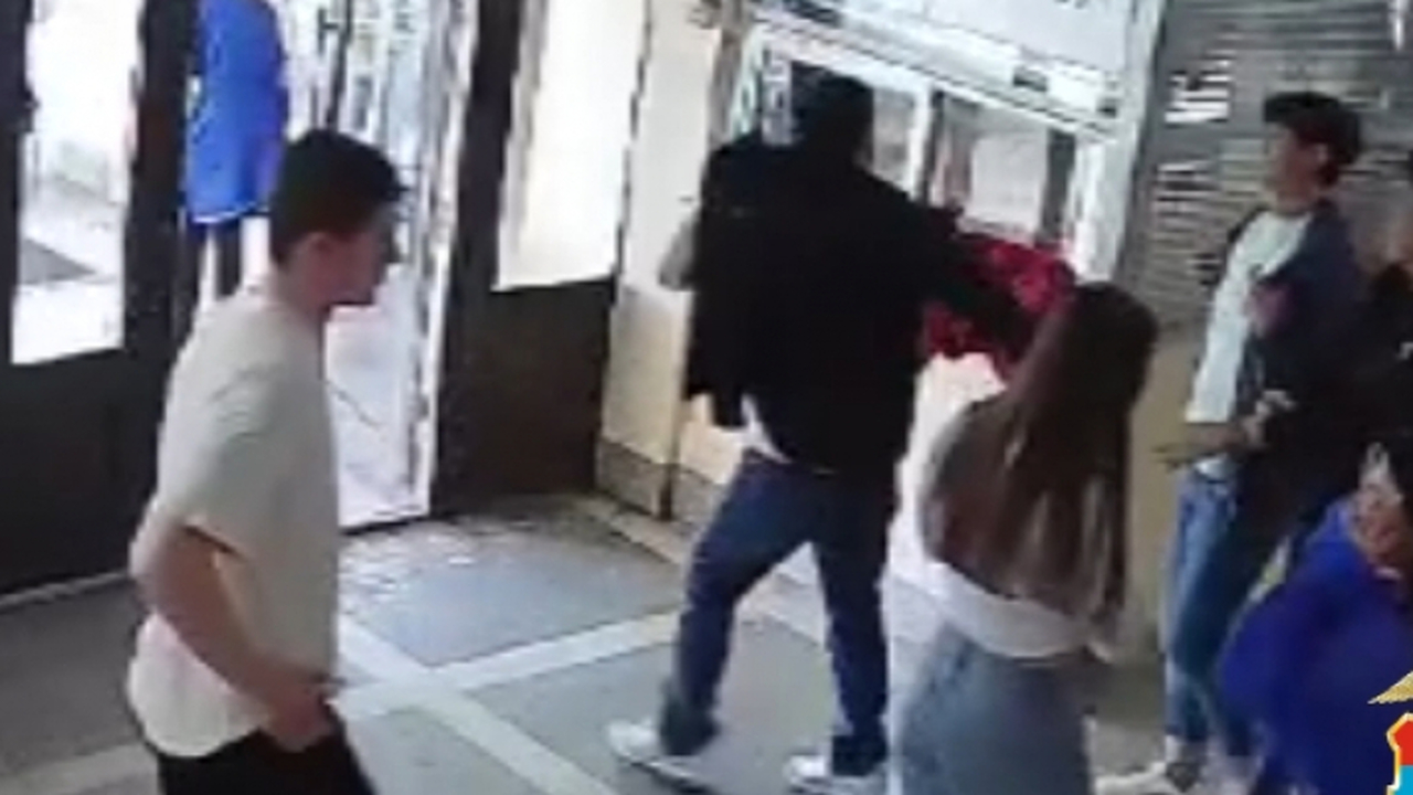 В Петрозаводске разыскивают молодого человека — его подозревают в преступлении против личности Полиция Петрозаводска разыскивает молодого чело...