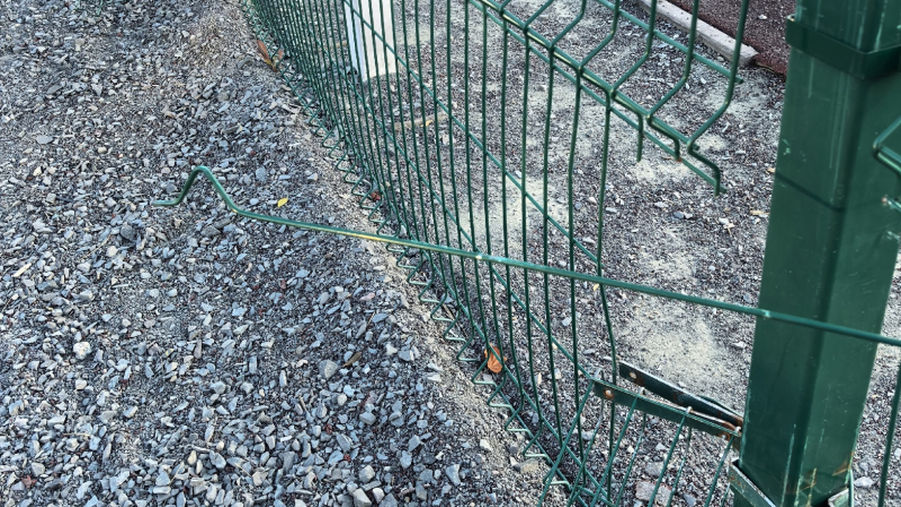 Ребенок пострадал на детской площадке Петрозаводска Беспечность городских властей едва не об...