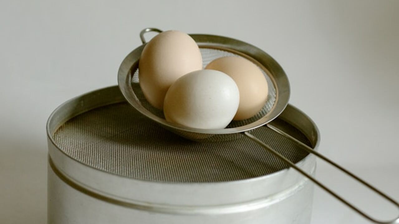 Яичная скорлупа, которую часто выбрасывают посл...
