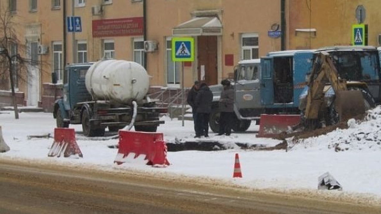 В Петрозаводске на дороге провалился асфальт