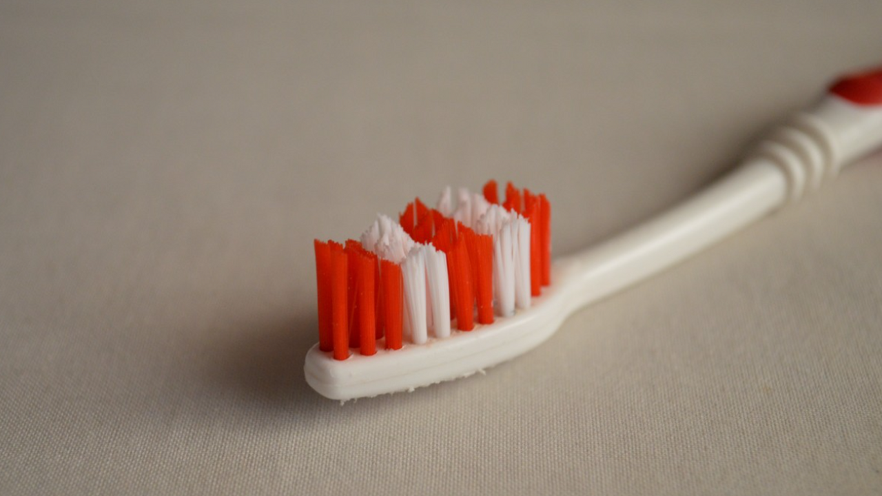 Чистка зубов дважды в день оказалась не просто ...