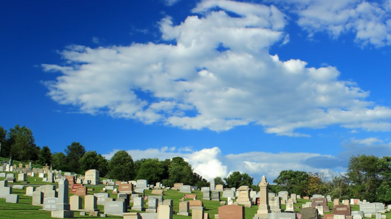 Православным напомнили правила ухода за могилой и поминовения усопших В православной традиции существуют установленны...