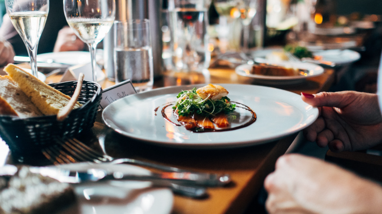 Отдых сорвался: туристы массово уезжают из Пицунды после визита в столовую Некоторые российские туристы заявили, что решил...