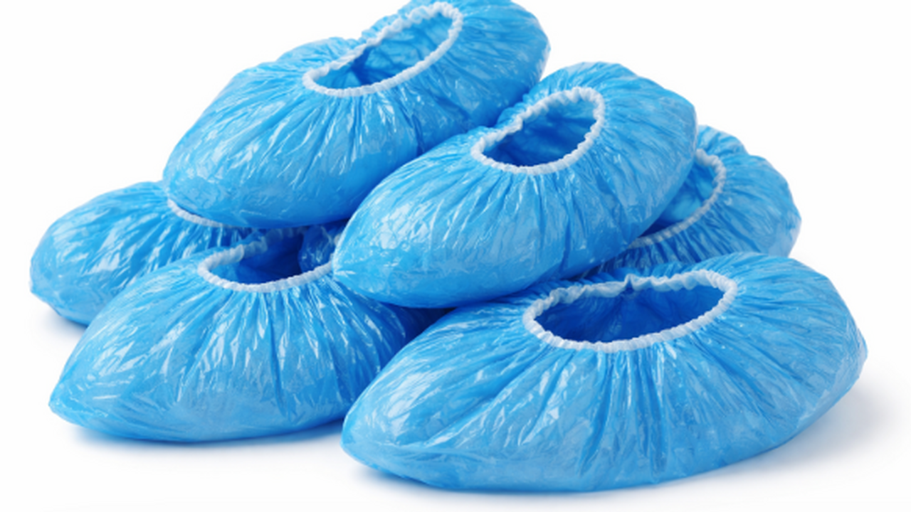 Скупаю бахилы в марте пачками - и радуюсь своей хитрости: каким образом использую их Обычные медицинские бахилы могут пригодиться не...