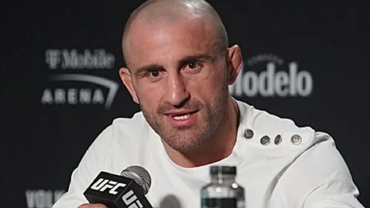 Бывший чемпион UFC в полулёгком весе Александр ...