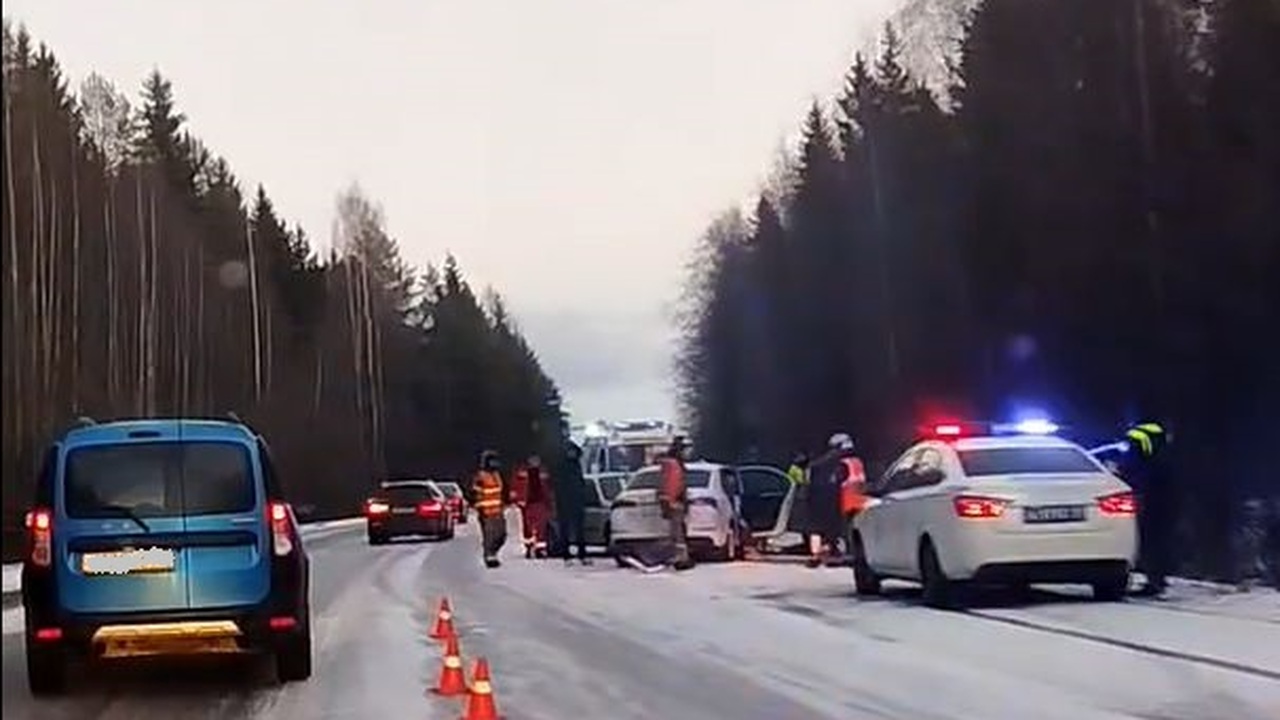 На ледяной дороге под Петрозаводском лоб в лоб ...