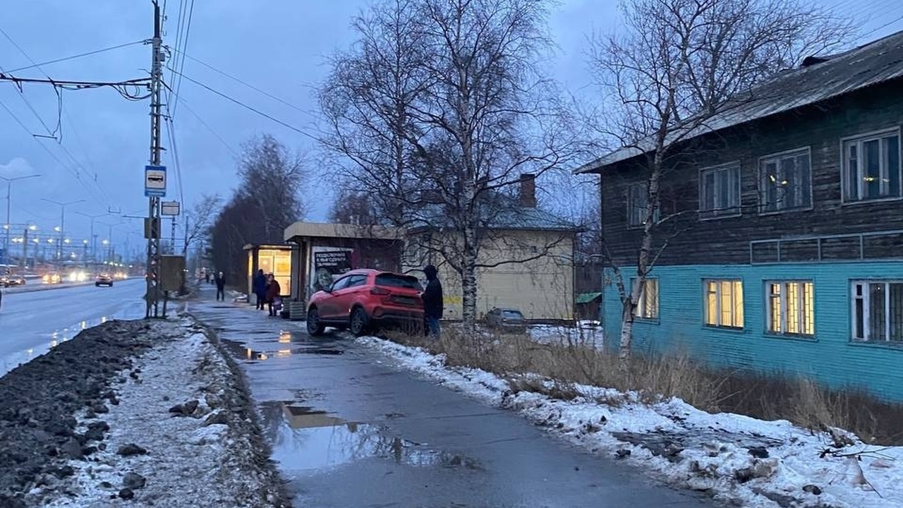 В Петрозаводске кроссовер снес дорожный знак и ...