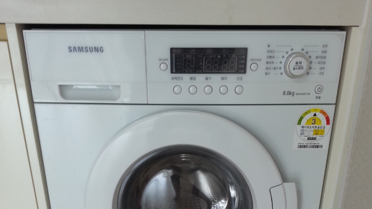 Стакан на стирку и вещи безупречно белые: прачки рассказали, что надо добавить в стиралку вместе с порошком Обычный уксус может заменить часть бытовой хими...