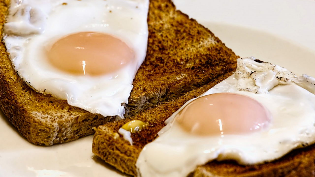 Быстрый способ приготовить омлет в кружке за тр...