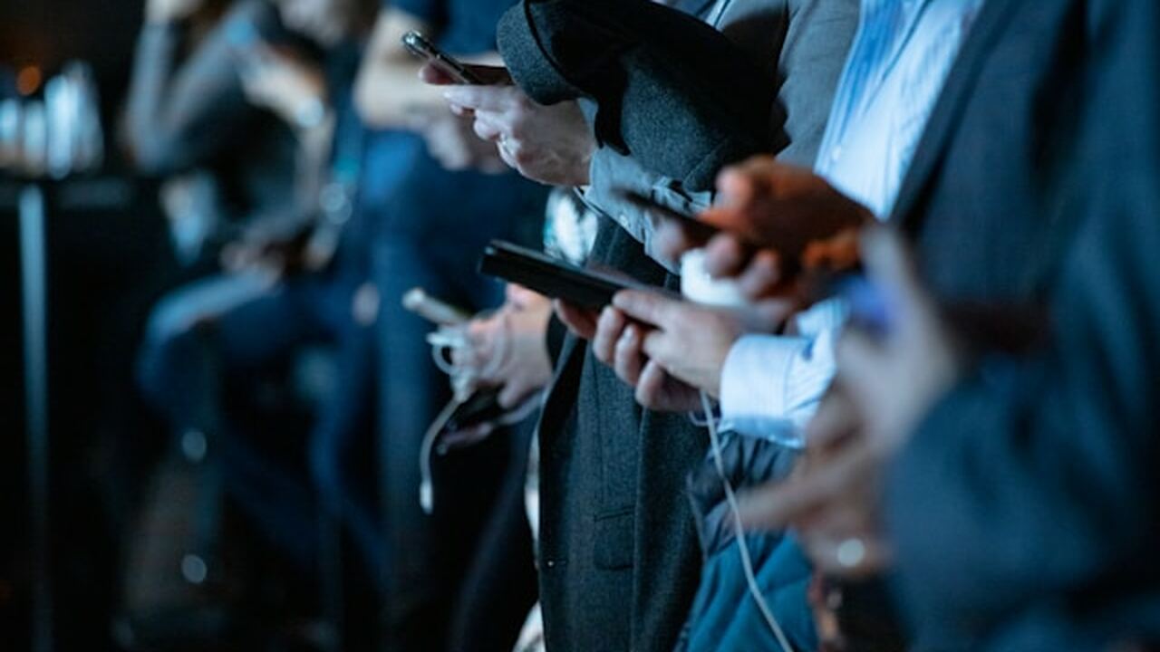 Разработчики крупных нейросетевых платформ усил...