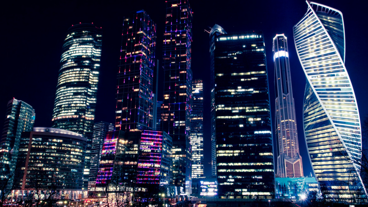 В Москве экстренные службы прибыли к жилому ком...