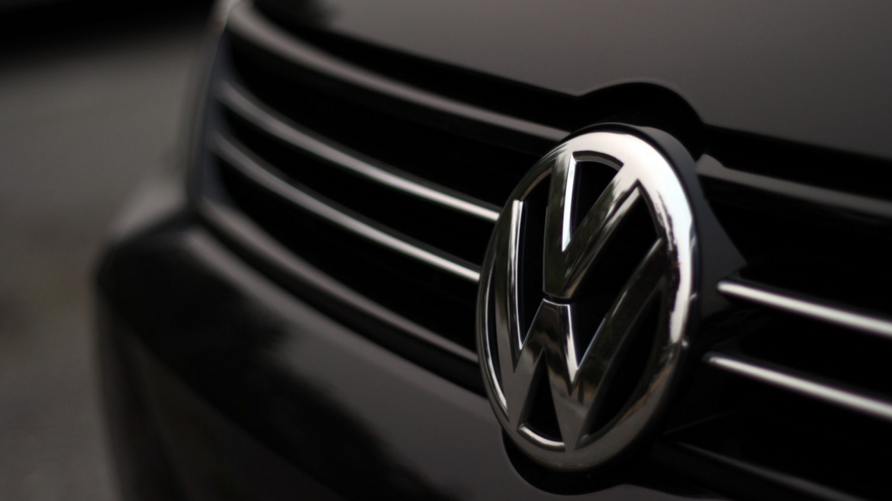 Volkswagen приостановил производство Golf и Tiguan из-за дефицита Volkswagen приостановил производство моделей Go...