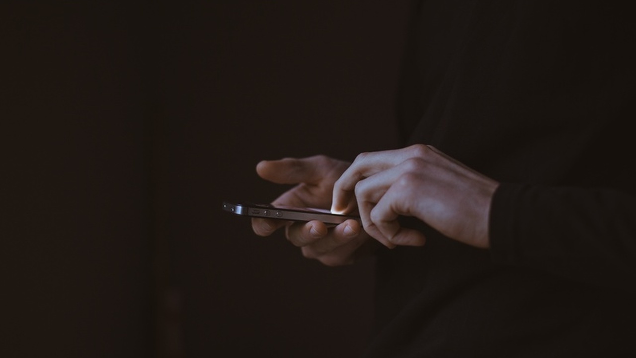 Назад в 00-е: почему кнопочные телефоны снова в моде В эпоху, когда смартфон стал неотъемлемой часть...