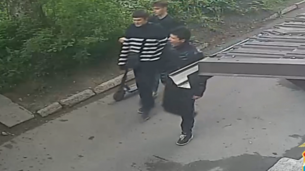 В Петрозаводске разыскивают троих юношей — их подозревают в краже самоката В Петрозаводске полиция разыскивает троих молод...