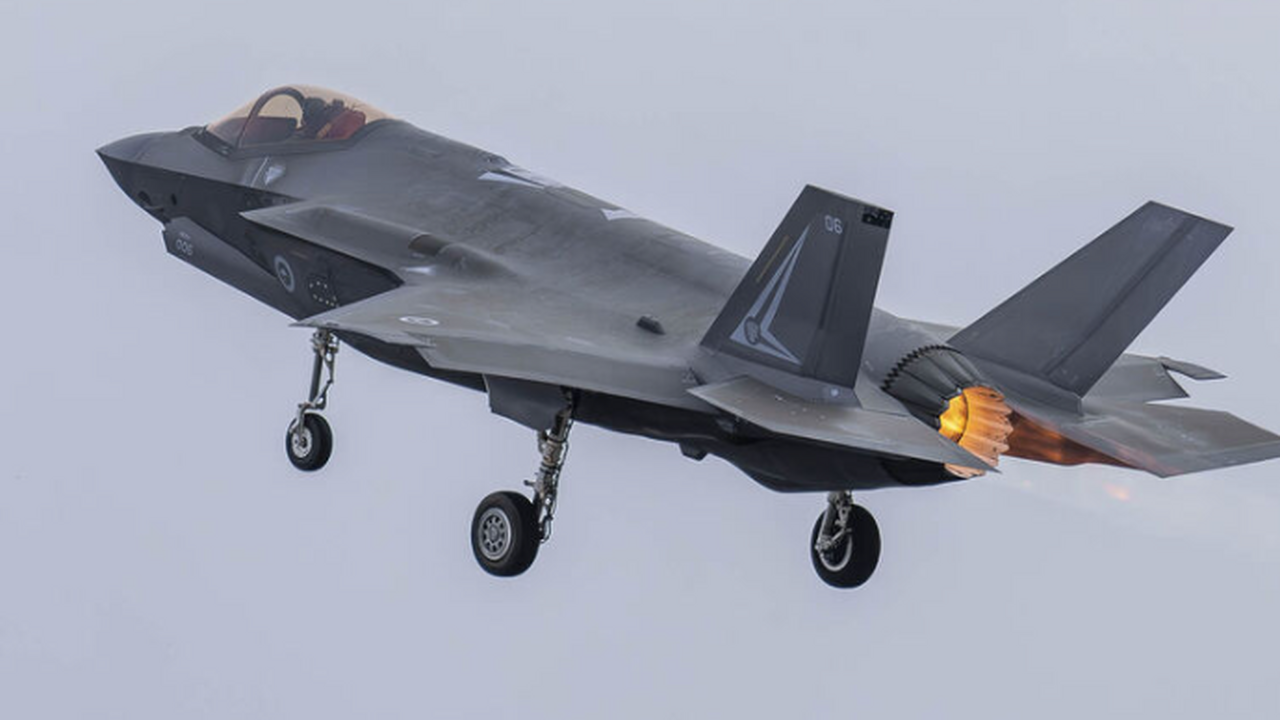 Над акваторией Тихого океана у побережья Японии...