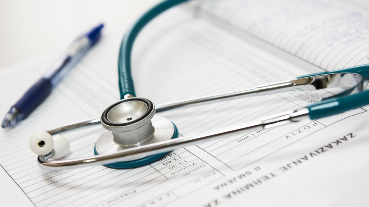 Россиянам напомнили, какие услуги не входят в полис ОМС Полис ОМС позволяет бесплатно обращаться к врач...