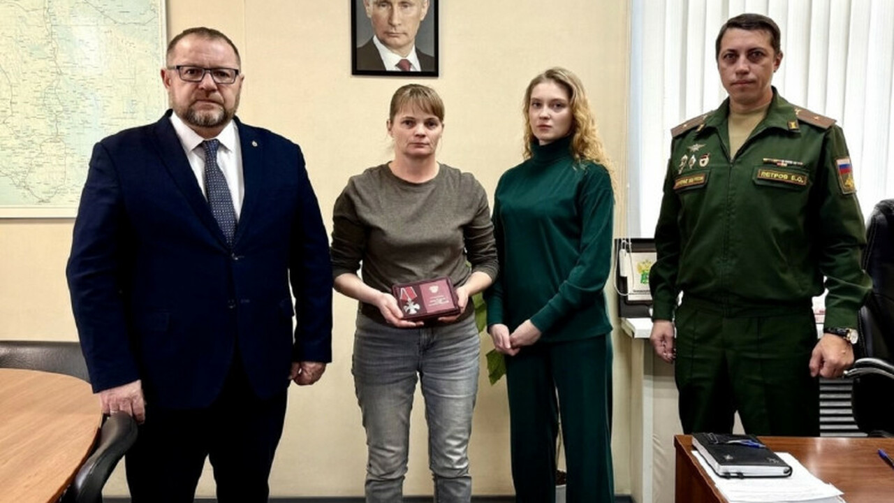 Защитник Родины из Прионежья посмертно отмечен Орденом Мужества Глава администрации Прионежского района, Григор...
