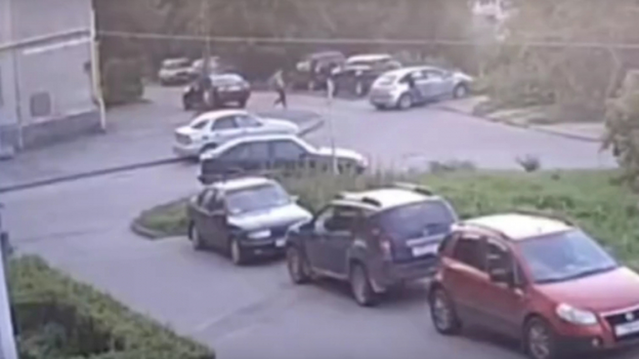 Машина на парковке в Петрозаводске протаранила другое авто и упала в овраг, внутри находились дети В Петрозаводске на улице Петрова произошёл необ...