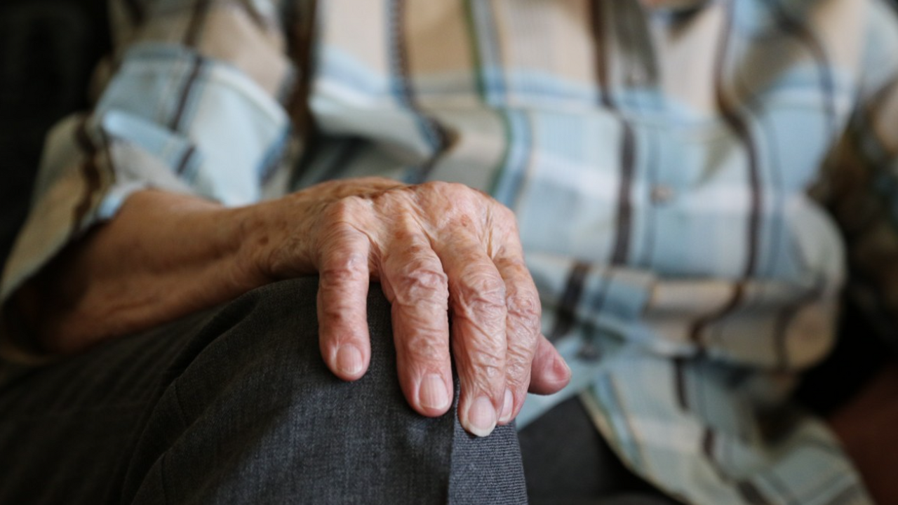 После шестидесяти люди часто словно расходятся ...