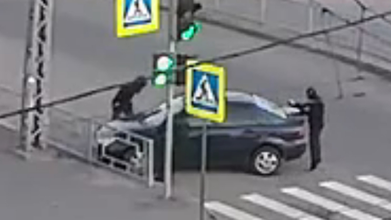 В Петрозаводске неизвестные ночью прокололи колёса машины у пешеходного перехода В центре Петрозаводска водитель обнаружил ночью...