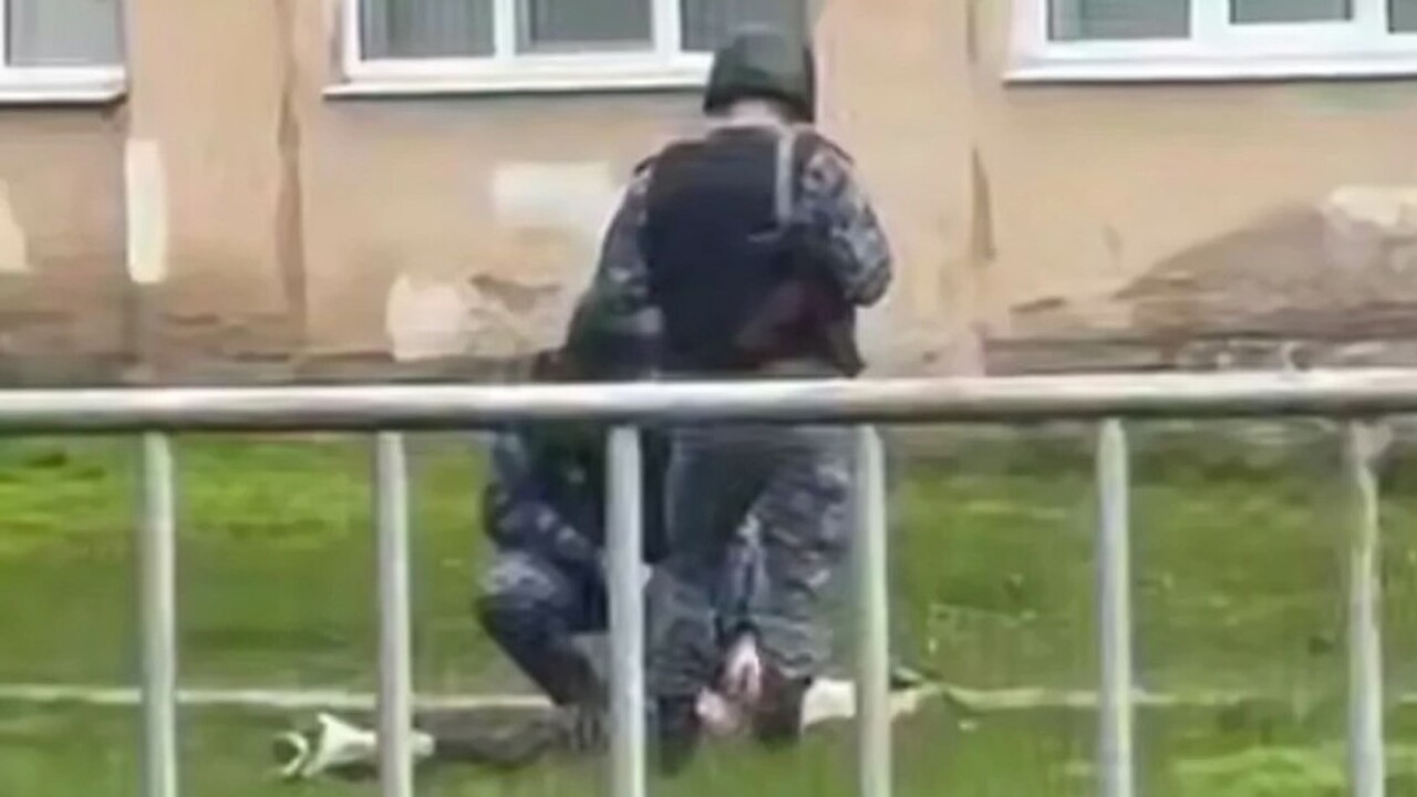 «Постучал в окно в крови, было очень страшно»: Неизвестный с ножом напал на школу «Постучал в окно в крови, было очень страшно»: ...