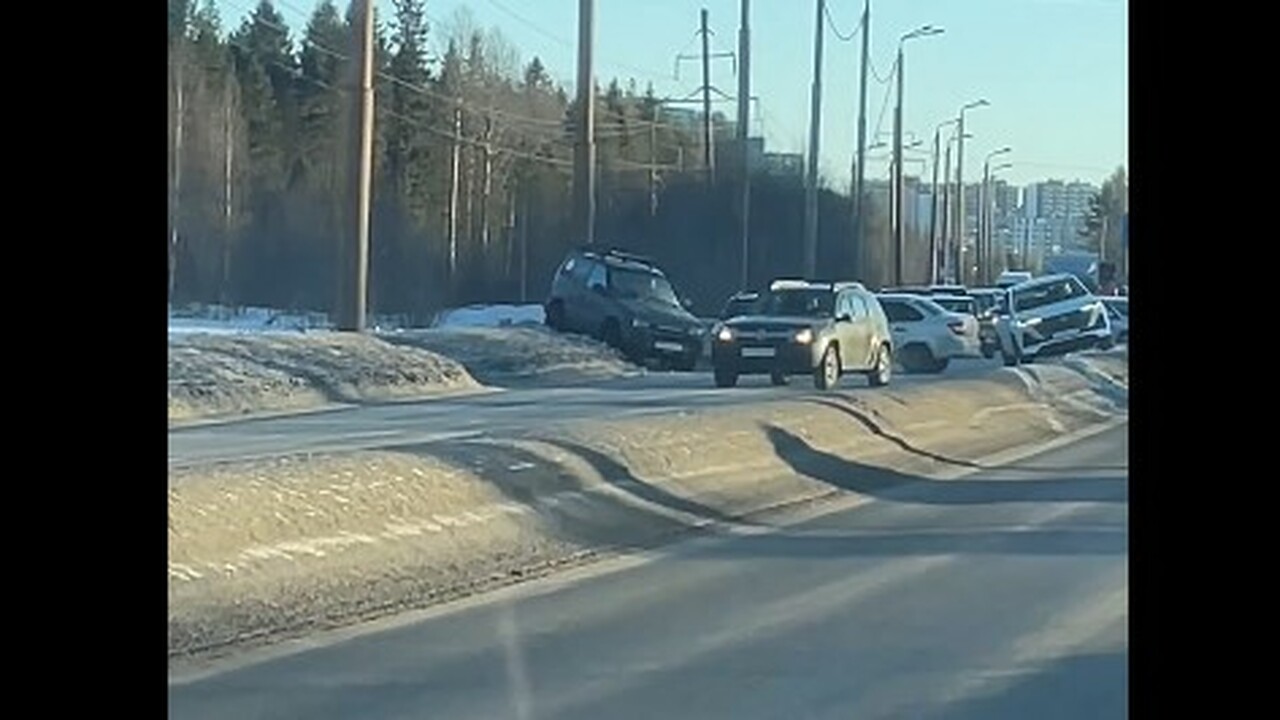 В Петрозаводске массовая авария полностью перек...