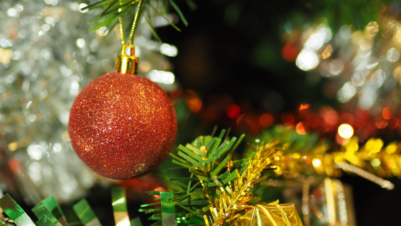 Установка новогодней елки в подъезде без соглас...