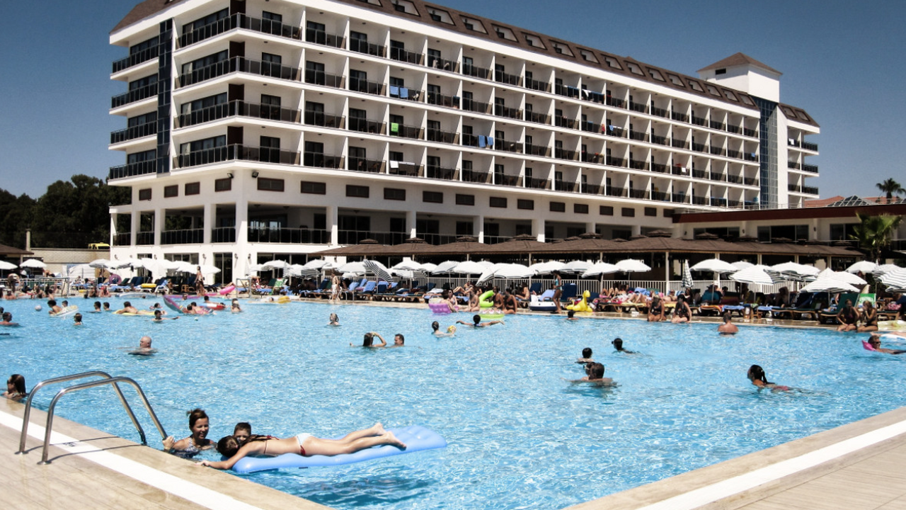 Названы привычки русских туристов, по которым их вычисляют в Турции Российских туристов за границей часто можно узн...