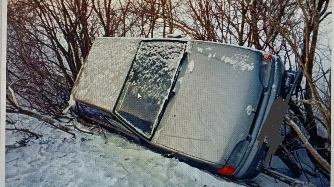 Женщина пострадала в вылетевшем с дороги авто в...