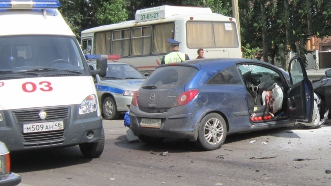 В Петрозаводске автобус протаранил внедорожник