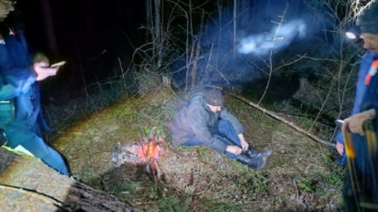 В Карелии мужчина с травмой ноги заблудился в лесу — спасли ночью Ночной поиск в карельском лесу завершился благо...