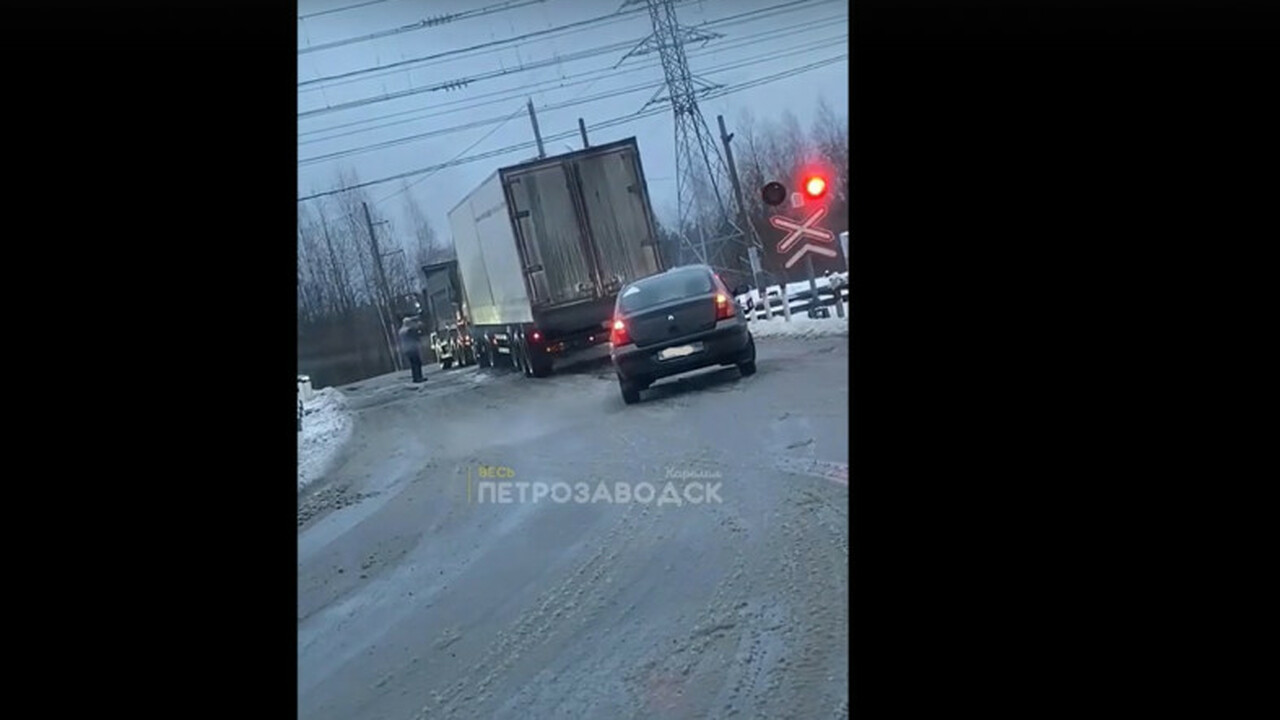 В Петрозаводске фура застряла на железнодорожно...