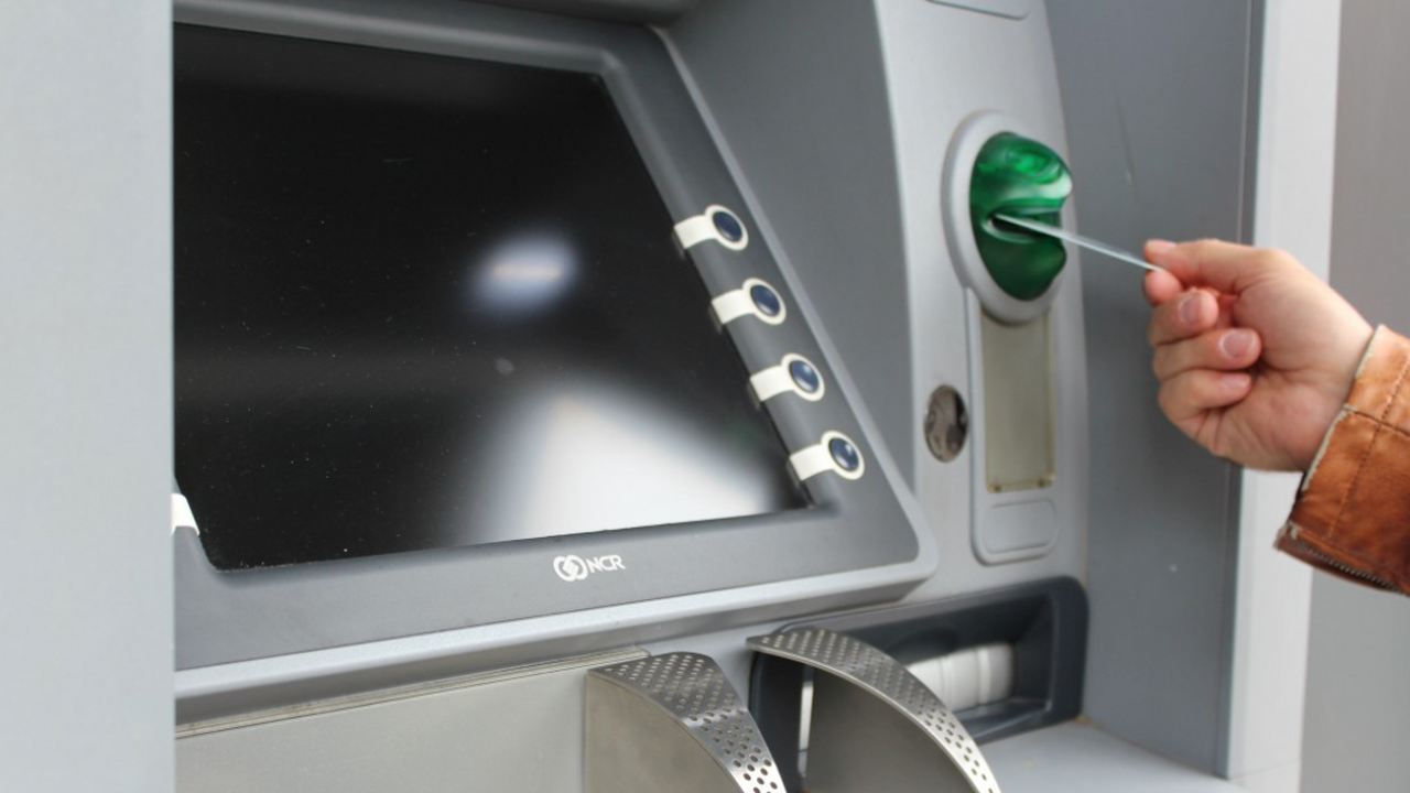 Банки меняют правила снятия наличных через банк...