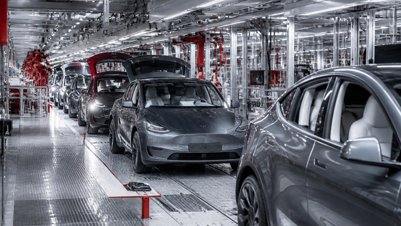 Tesla наращивает выпуск на заводе в Германии Tesla увеличивает выпуск электромобилей на заво...
