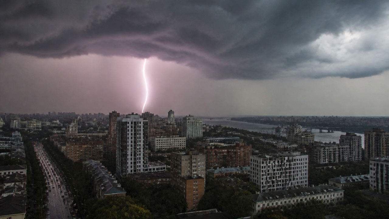 Новосибирск накроют ливни, грозы и град: ветер до 25 м/с Новосибирск ожидают сильные грозы, ливни и град...