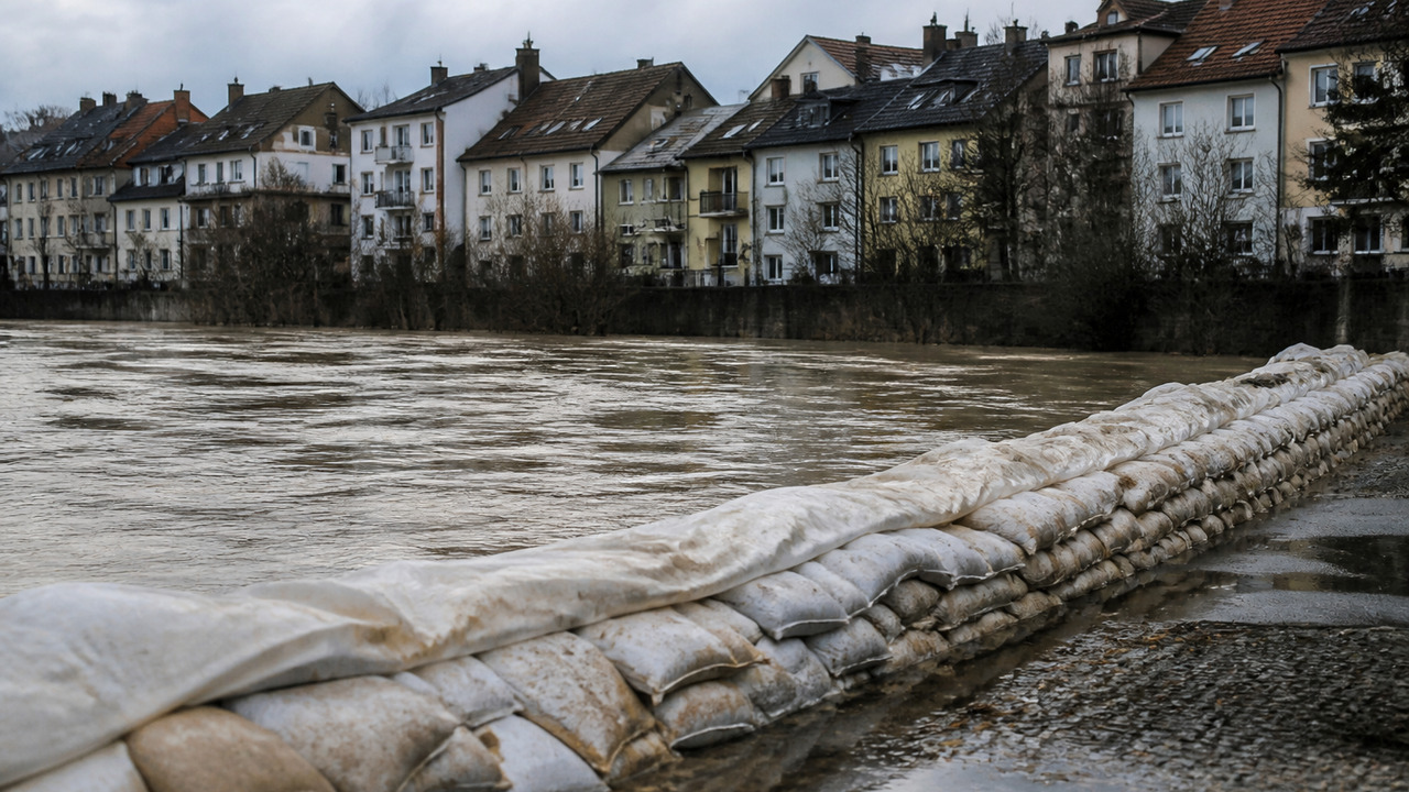 В Тюмени уровень воды в реке Туре превысил крит...