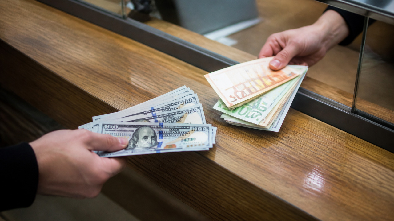 Россияне в июле чаще продавали доллары и евро, чем покупали В июле 2026 года россияне чаще продавали доллар...