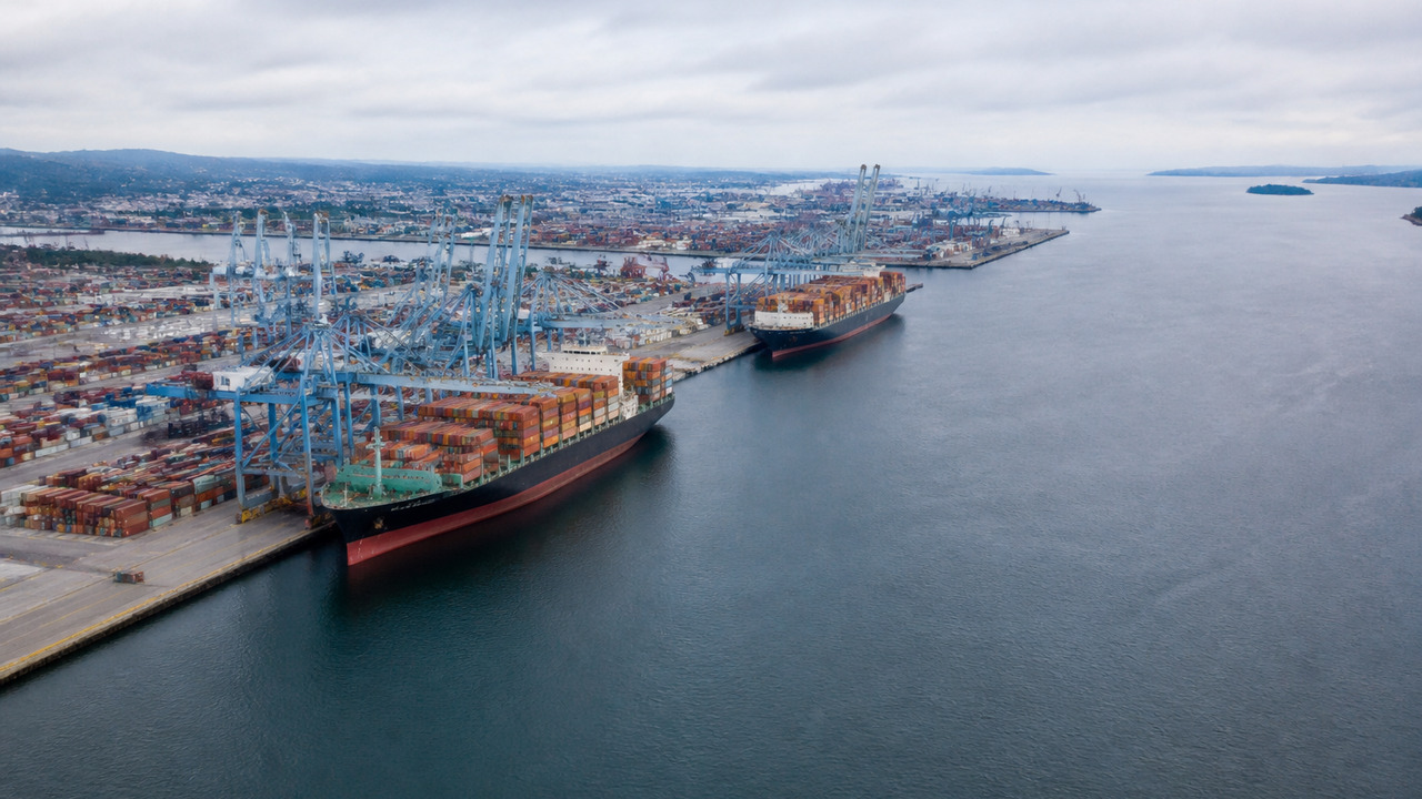 Крупнейший контейнерный перевозчик MSC приостан...