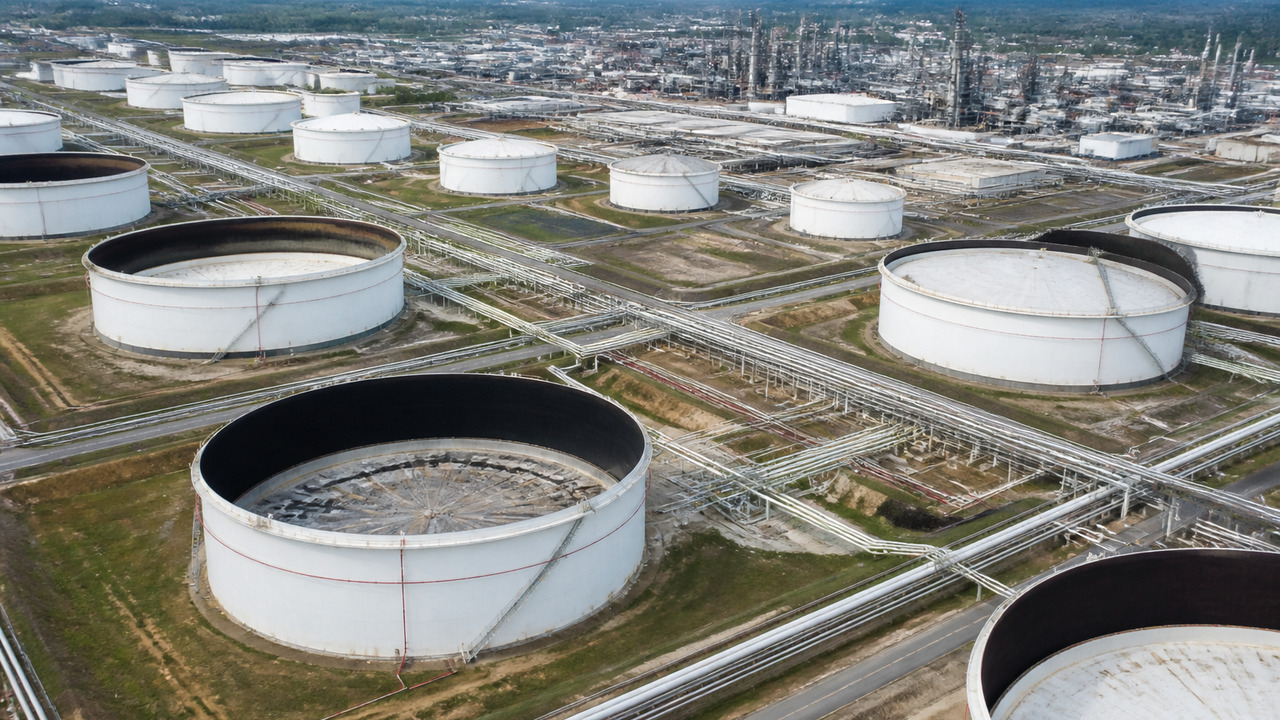 Нефтяной резерв США на минимуме с 1982 года: чем это грозит Стратегический нефтяной резерв США упал до мини...