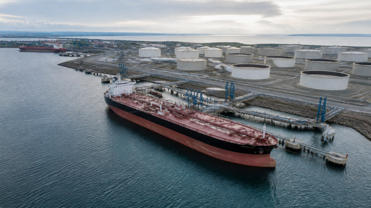 Экспорт нефти из западных портов РФ упал на 26% с августа Морской экспорт нефти из западных портов России...